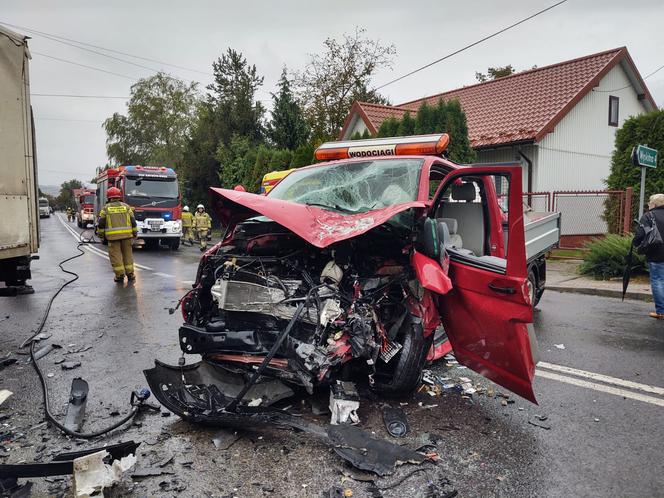 Wypadek w Stróżach. Dostawczak staranowany przez ciężarówkę