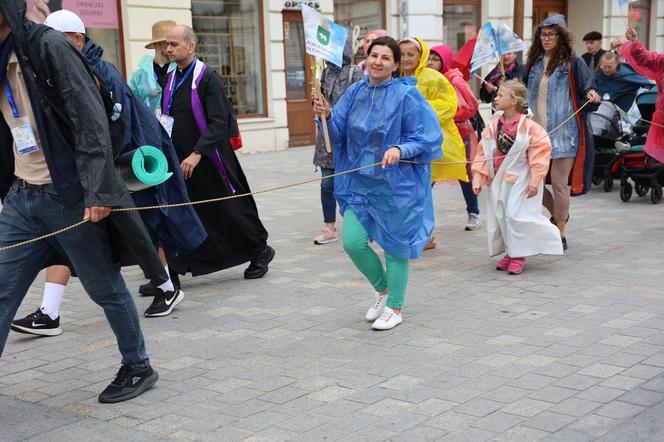 Lubelska Piesza Pielgrzymka na Jasną Górę 2024. Pątnikom deszcz niestraszny!