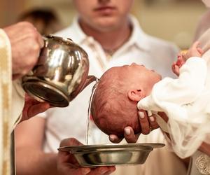 Polacy nie mogą znaleźć chrzestnych dla swoich dzieci! Dlaczego? Zaskakujący powód
