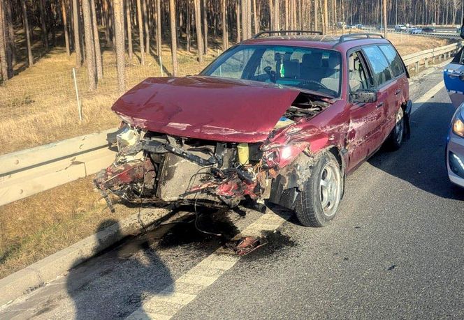 Nastolatek uciekał kradzionym autem przed policjantami. Auto przekoziołkowało kilka razy 