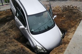 Samochód wpadł do wykopu na rynku w Gostyniu