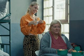 Barwy szczęścia, odcinek 3122. Elwira (Małgorzata Górzna), Brygida (Katarzyna Cynke)