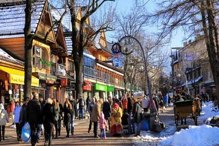 Koniec z nielegalnymi straganami z pamiątkami na Krupówkach. Zakopane bierze się za porządki na deptaku