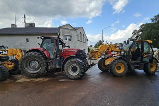 Traktor uderzył w auto i wjechał w budynki! Groźny wypadek pod Grudziądzem [ZDJĘCIA]