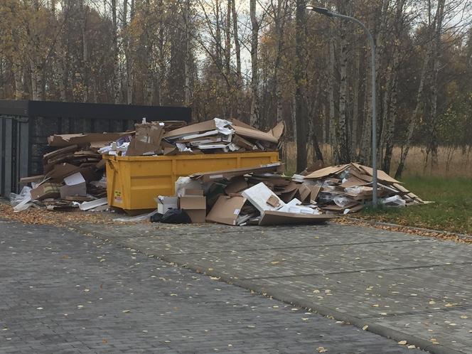 Kontenery na śmieci podczas zasiedlania Nowego Nikiszowca