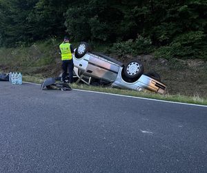 Wypadek na DK 20 pod Bytowem. Rodzina z dziećmi dachowała. Sarna wyskoczyła na jezdnię