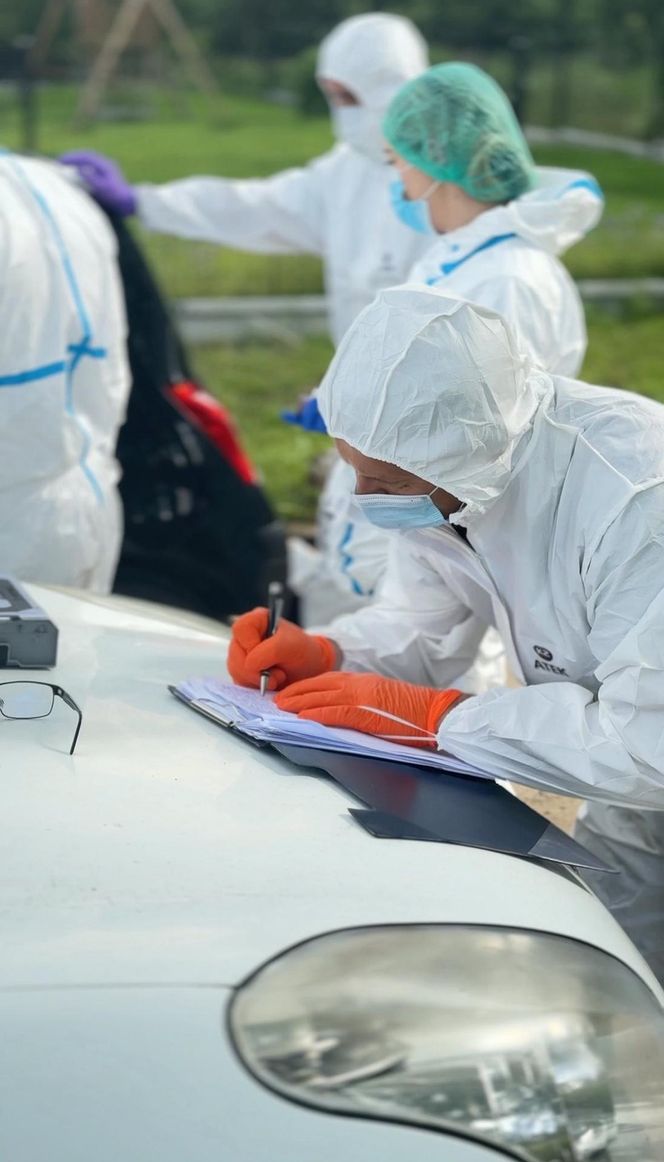 Makabryczne odkrycie. Ciało młodej kobiety w samochodzie