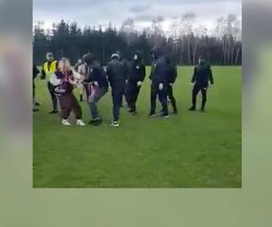 Skandaliczne sceny na polskim boisku. Kibole w akcji, ucierpieli piłkarze i ich rodziny [WIDEO]