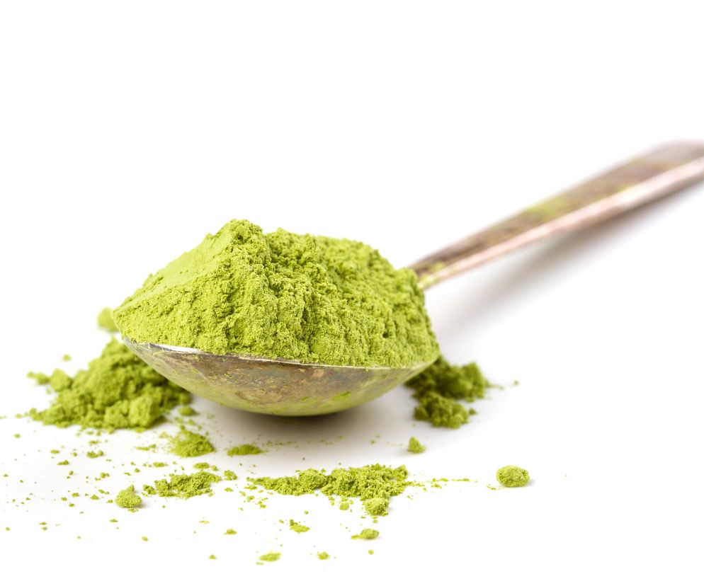 Matcha to zielona herbata w proszku, który ma intensywny zielony kolor.