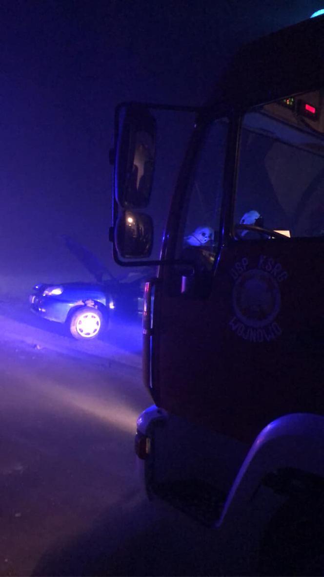 O włos od tragedii pod Bydgoszczą! Strażacy uratowali uwięzionego kierowcę 