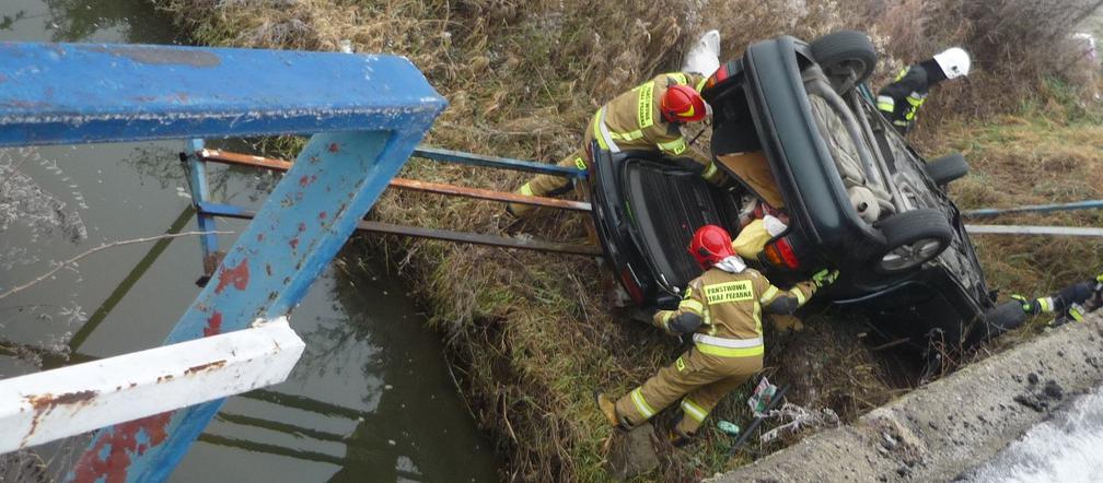 Małopolska. Samochód spadł z mostu i dachował przy rzece. Dziecko trafiło do szpitala