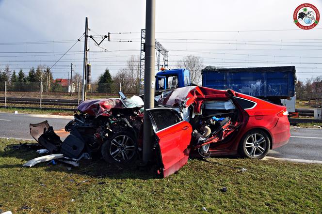 Czołowe zderzenie osobówki z ciężarówką