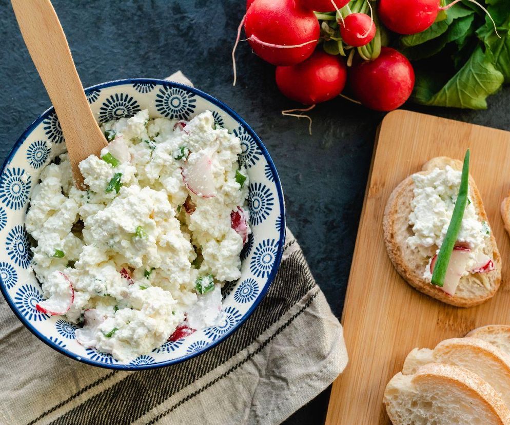 twarożek z rzodkiewką, szczypiorkiem i siemieniem lnianym