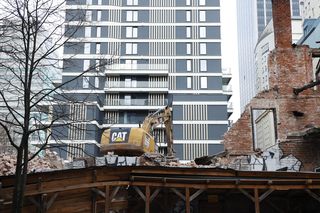 Łucka 8. Kamienica po kolejnych zniszczeniach