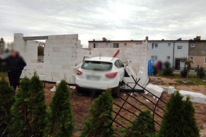 Poważny wypadek pod Olsztynem. Kobieta wjechała autem w dom [ZDJĘCIA]