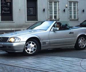 Maciej Zakościelny głaszcze kołdrę po rozwodzie