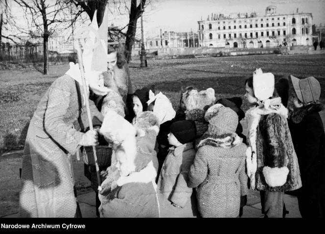 Mikołaj w Ogrodzie Saskim - między 1947 r. i 1950 r. 