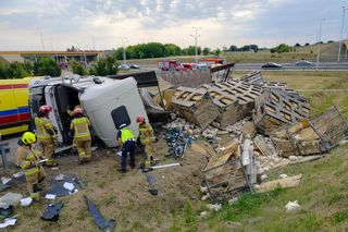 Wypadek koło Lublina. Przewróciła się ciężarówka przewożąca drób