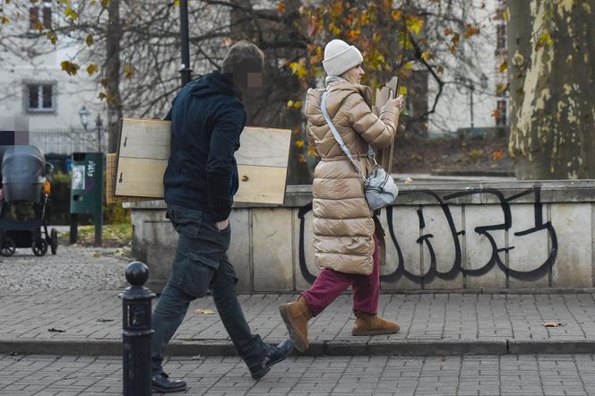 Joanna Koroniewska ogląda deski na ulicy