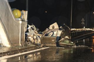 Przywalił w most i po aucie