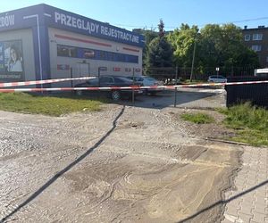 Rzeka betonu zalała ulicę w Warszawie. Auta zatopione aż po felgi!
