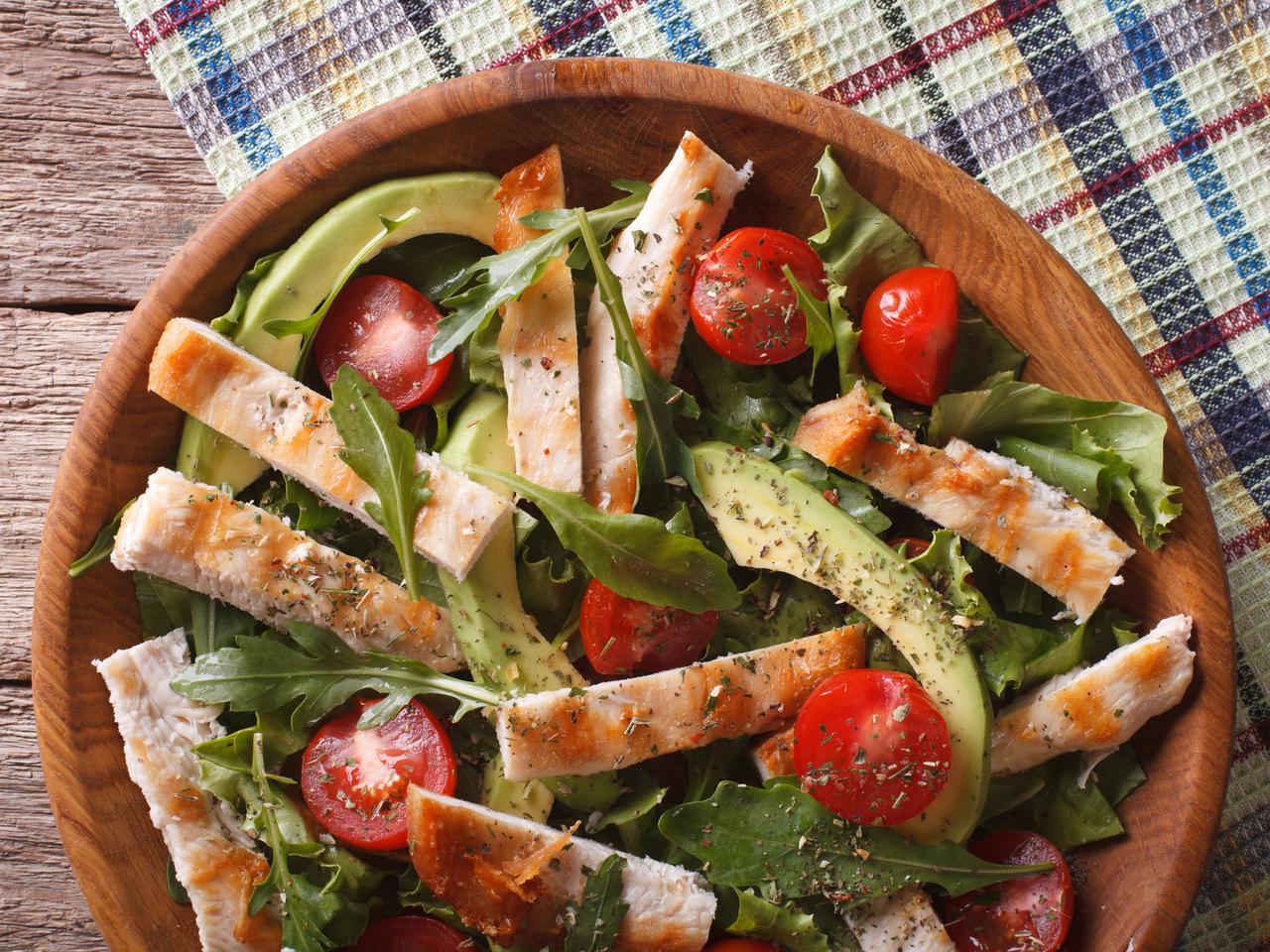 Malinowa pierś kurczaka z sałatką z awokado - pomysł na szybki, lekki obiad