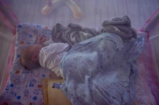 Jej córeczka spała dłużej niż zwykle. Odkryła druzgocącą prawdę, gdy weszła do pokoju