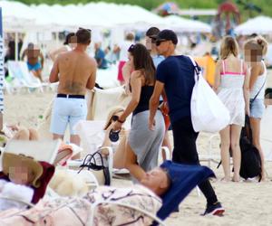 Piotr Żyła i Marcelina Ziętek na plaży