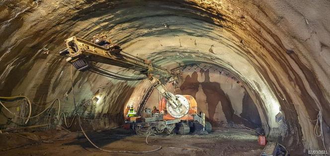 Drążenie tuneli na budowie S1 pomiędzy Milówką a Przybędzą