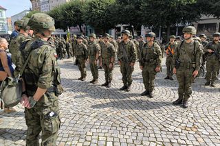 Żołnierze na rynku w Lesznie