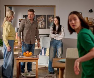 Na Wspólnej odc. 4020: Julka (Maja Oświecińska), Igor (Jakub Wesołowski), Ania (Sonia Mietielica), Ewa (Ewa Gawryluk)