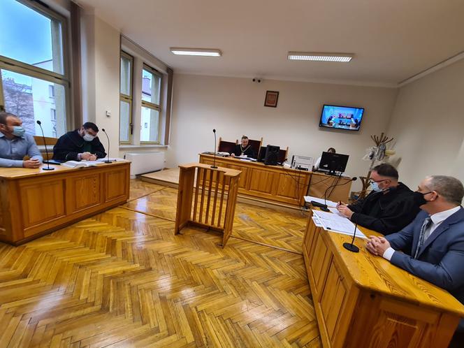 Zwolnieni ratownicy medyczni z Przemyśla przed sądem walczą o przywrócenie do pracy [ZDJĘCIA]