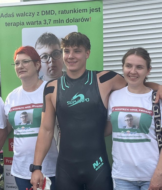 Damian Błaszczyk przez 44 godziny przepłynął 100 km pod zalewie Bojary pod Biłgorajem, kwestując w ten sposób dla 12-letniego ciężko chorego Adasia