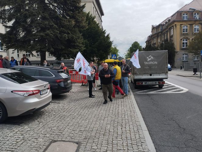 Konferencja prasowa hutników przed Ministerstwem Przemysłu w Katowicach