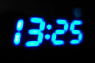 Dlaczego zegary elektroniczne spóźniają się o pięć minut?