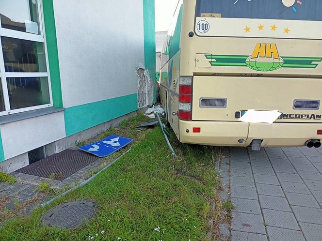 Gniezno. Autobus wjechał w budynek! Kierowca zasłabł za kółkiem?!
