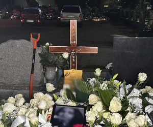 Grób 16-letniej Mai zasypały białe kwiaty. Zdjęcie nastolatki łamie serca!