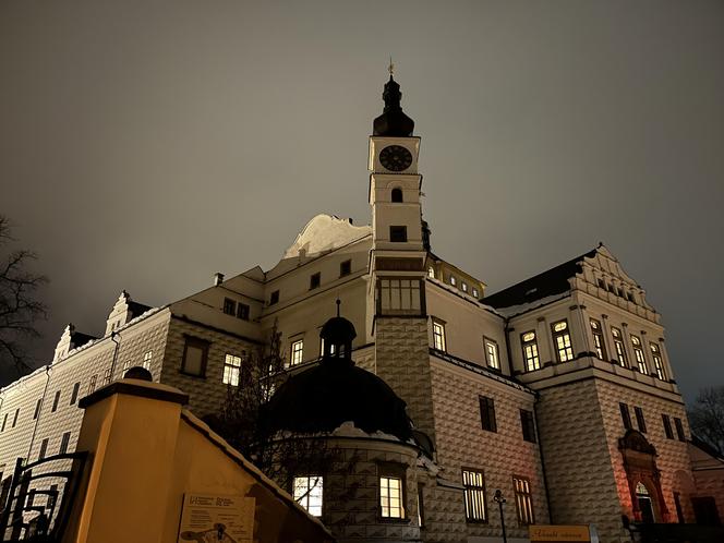 Zamek Pardubice - zdjęcia cennego zabytku Wschodnich Czech. Wnętrza, muzeum, zamek nocą