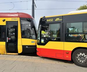 Czołowe zderzenie autobusu miejskiego z tramwajem. Kierowca zasłabł za kierownicą