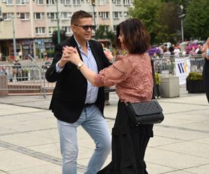 Ruda Śląska tańczy jak dawniej. Międzypokoleniowa potańcówka na rynku porwała tłumy