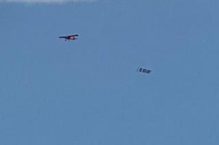 Marsz 4 czerwca. Nad Warszawą przeleciał samolot z napisem Do Berlina