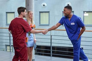 Pierwsza miłość, odcinek 3477: Kacper (Damian Kulec), Weronika (Dominika Kryszczyńska), Samuel (Gamou Fall)