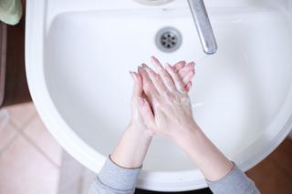 Teraz tylko 34 proc. osób nie myje rąk po wizycie w toalecie. Myjcie ręce!