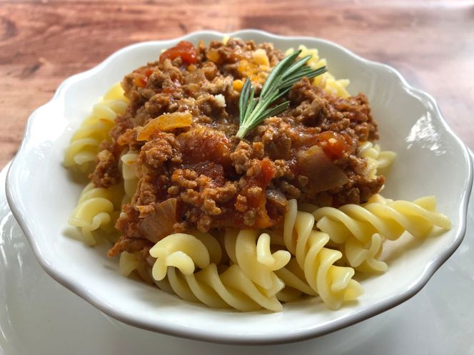 Treściwy makaron: świderki z kremowym sosem z mięsa mielonego