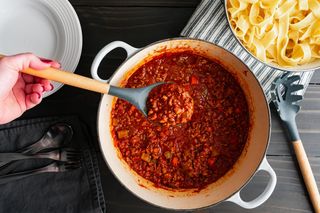 Chrupiące bułeczki z serem i sosem bolońskim. Jamie Oliver zachwyca po raz kolejny