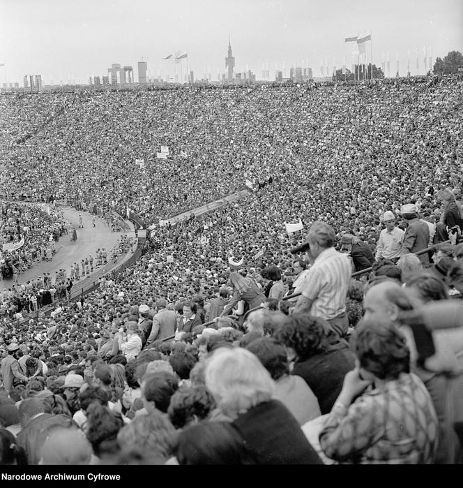 Stadion X-lecia. Pobyt papieża Jana Pawła II w Warszawie podczas II pielgrzymki do Polski w 1983 r.