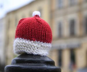Lublin otulony włóczką na Mikołajki. Na ulicach miasta pojawiły się czerwone czapeczki!