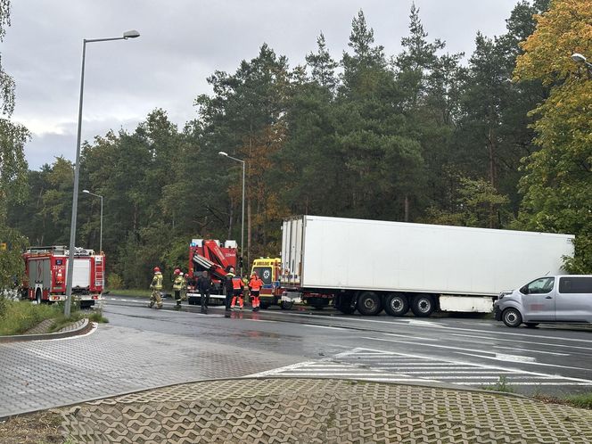 Piotrków Trybunalski. Śmiertelny wypadek kierującej saabem. Zginęła na oczach dzieci [ZDJĘCIA].