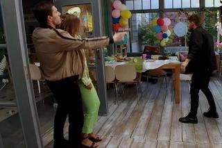 M jak miłość, odcinek 1697: Mateusz (Krystian Domagała), Lilka (Monika Mielnicka), Ethan (Paweł Roman)