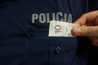 63-latek chciał dać policjantom tysiaka za przymknięcie oka